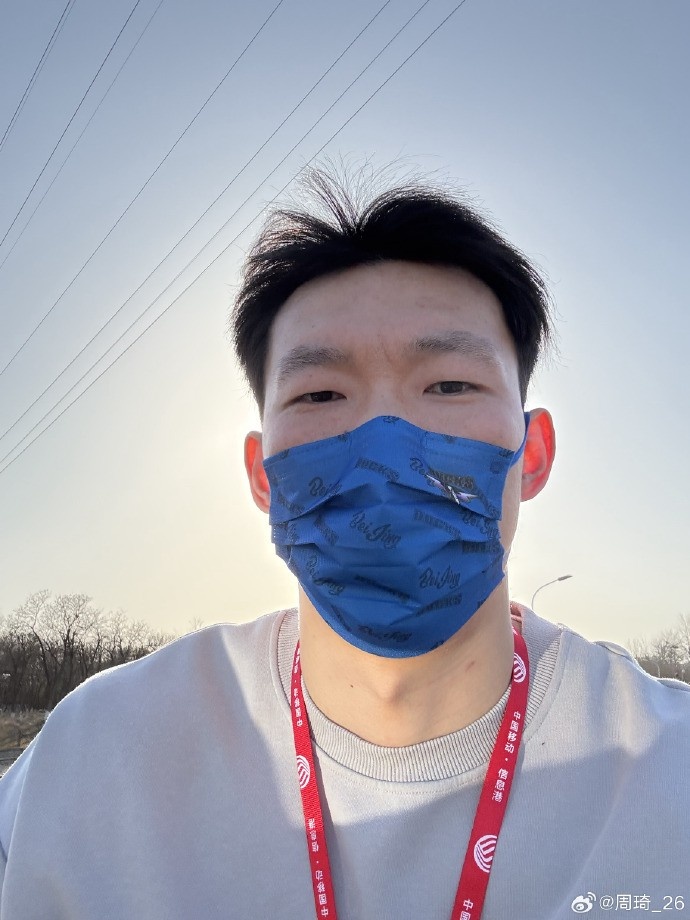 悠閑！周琦騎京牌電動(dòng)車出行：太陽出來了 開京牌兜兜風(fēng)！