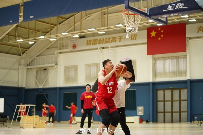 中國籃球之隊官博：大塊頭 大能量 祝李炎哲25歲生日快樂！