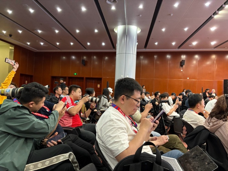 萬眾矚目！記者擠滿國足賽前新聞發(fā)布廳，賽場記者預計超300人