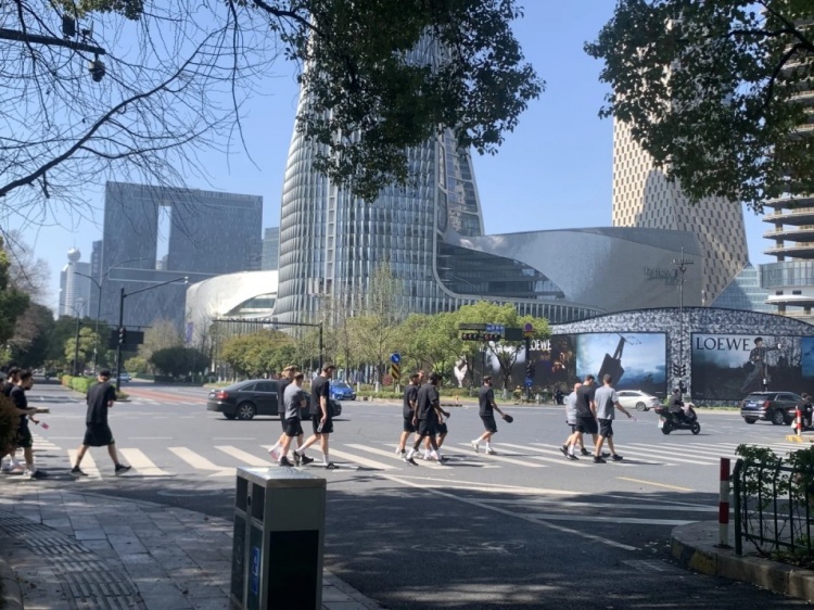 心態(tài)放松，有網(wǎng)友拍到澳大利亞隊(duì)早上在萬(wàn)象城citywalk