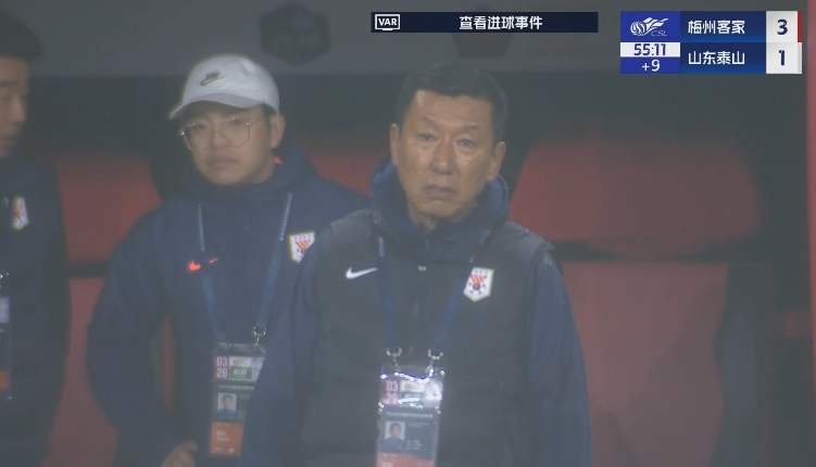 半場1-3落后遞補隊！場邊的崔康熙表情焦急