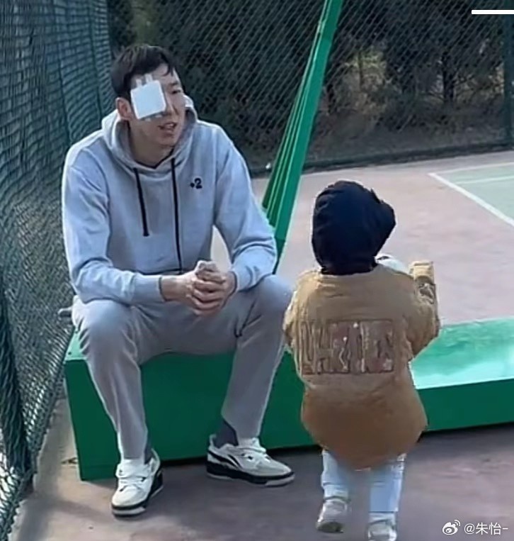 顧家好男人！記者曬出周琦手術(shù)后回歸家庭帶娃照片