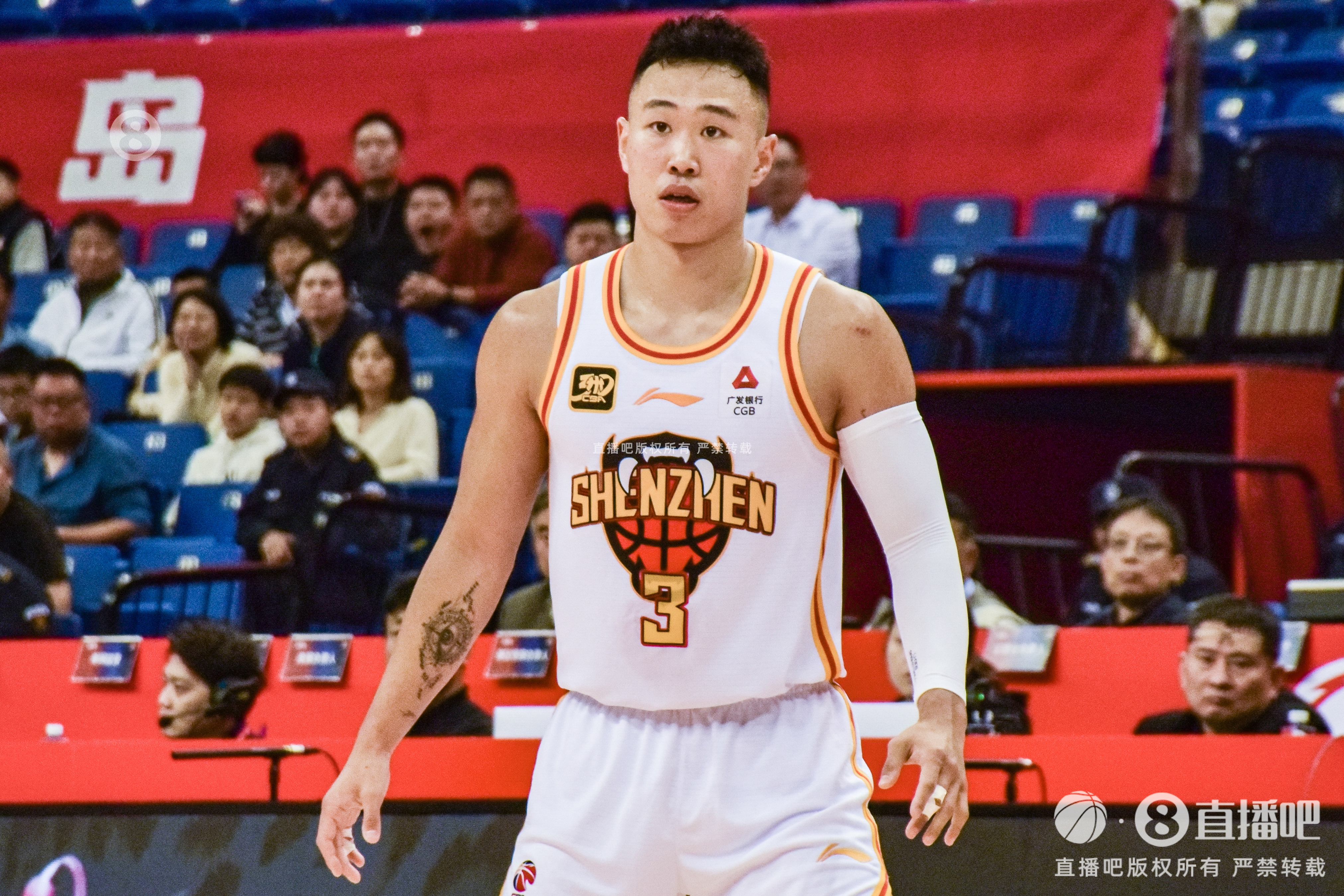 攻防俱佳！賀希寧17中8&三分7中3拿到19分 貢獻(xiàn)4次搶斷