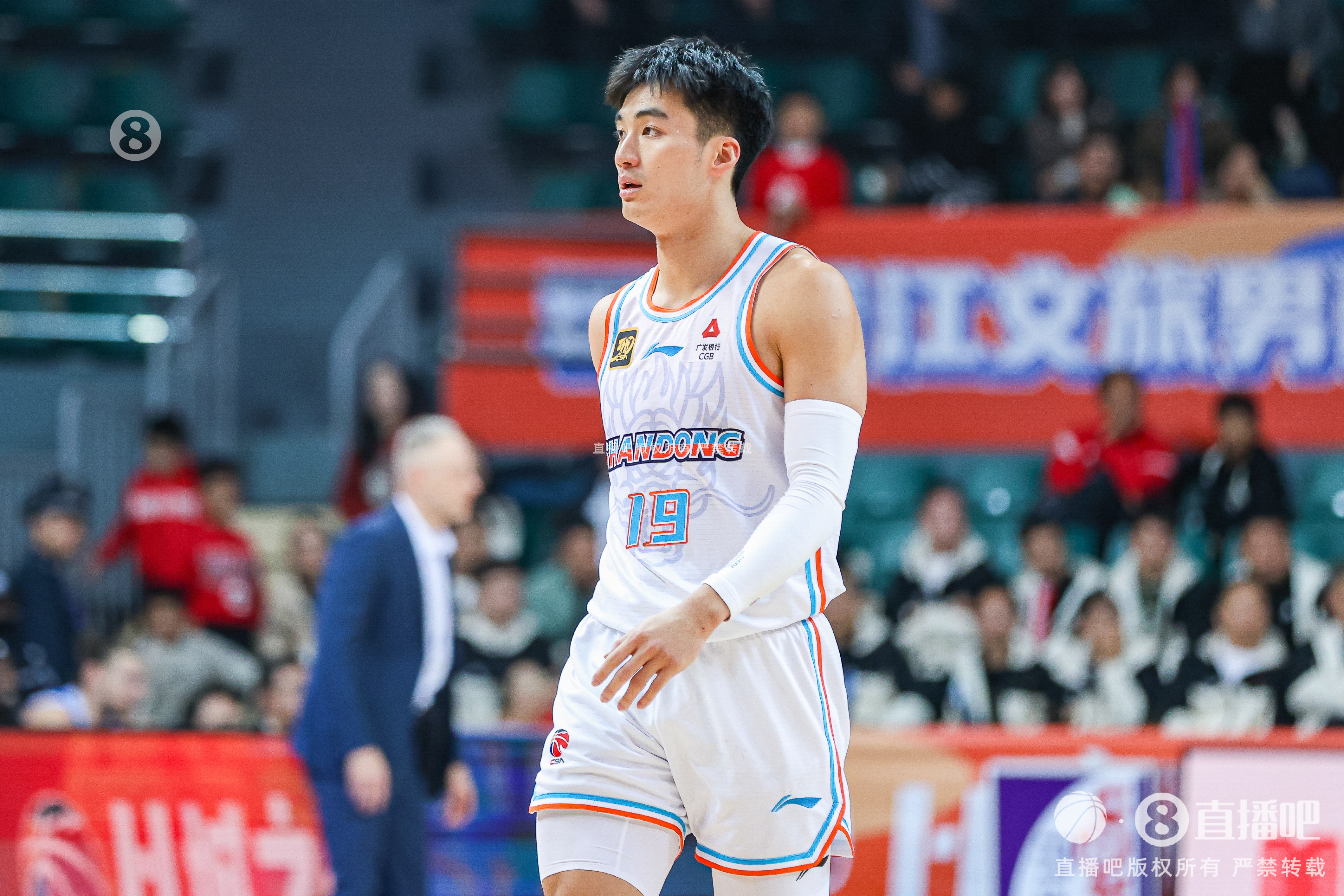 今天效率奇高！于德豪上半場11分鐘7投5中砍下全隊最高的12分
